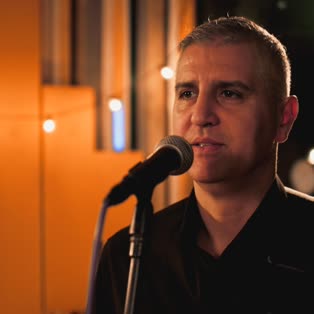 Formație cover în concert