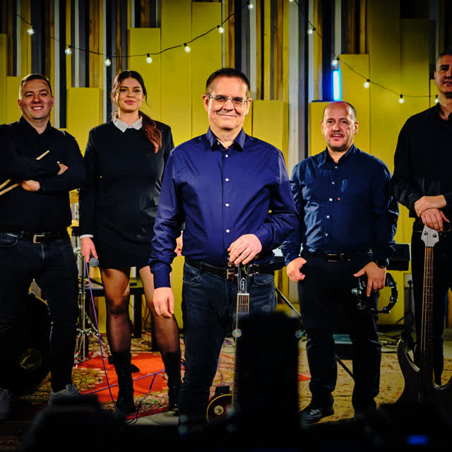 Atmosferă de petrecere cu trupa The Groove